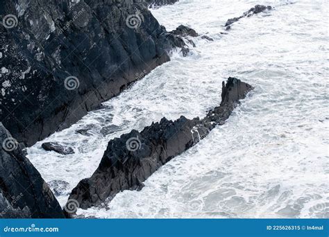 Ondas Grandes Na Pilha Do Mar Imagem De Stock Imagem De Curso Costa