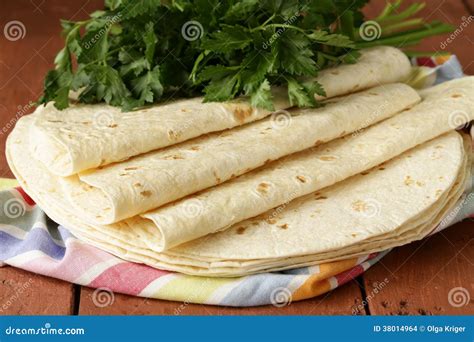 Pila De Tortillas Hechas En Casa De La Harina Del Trigo Integral Foto