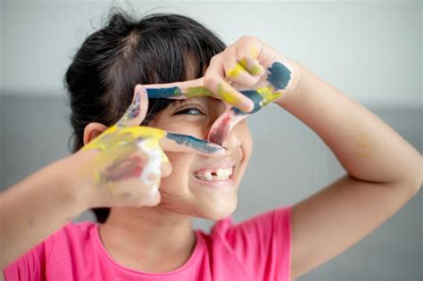 Arte da escola de educação e conceito de painitng garotinha mostrando