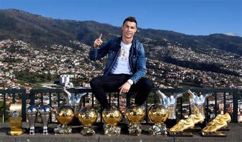 Cristiano Ronaldo presume de sus trofeos individuales en Madeira Fútbol