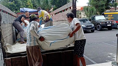 Polisi Sita 31 Karung Pakaian Bekas Terkait Thrifting Taksiran Harga