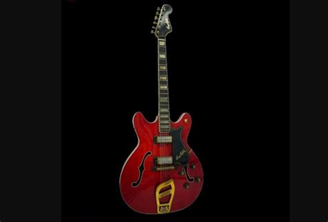 Subastarán la famosa guitarra del regreso de Elvis Presley