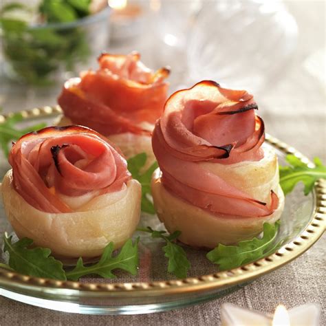 Aperitivo de hojaldre crujiente con jamón y queso en forma de rosa