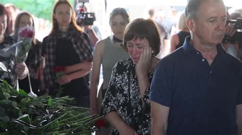 Ceremonia de despedida de Viktor Bragutsa, el médico que murió en un ...