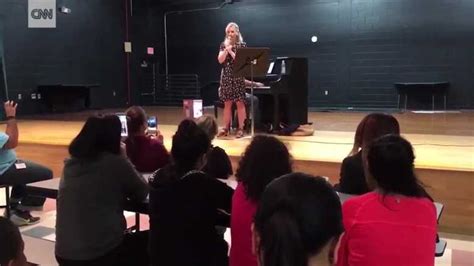 Kristen Bell sings 'Frozen' songs to evacuees