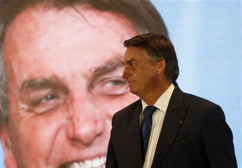 Avião que levava Bolsonaro arremete no Aeroporto da Pampulha em BH