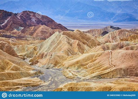 Sendero De Senderismo Por Las Colinas De Formaciones De Sedimentos En