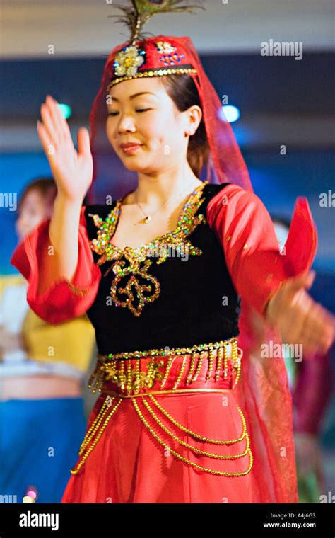 China Yangtze River Beautiful Young Chinese Dancer Stock Photo Alamy