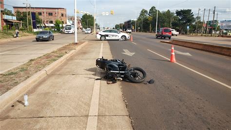 Frenó de golpe y fue chocada por una moto