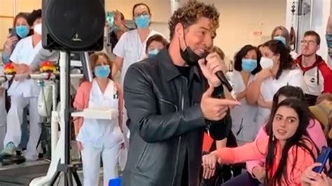 David Bisbal actúa por sorpresa en el hospital donde su hermano estuvo