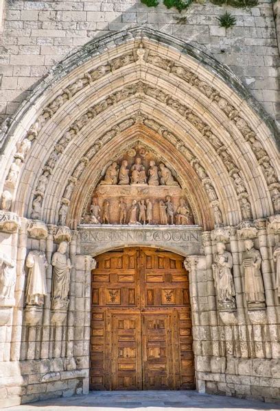 Puerta soleada de la iglesia gótica Puerta principal de San Esteban