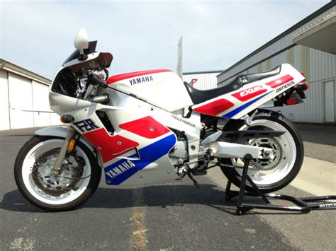 1989 Yamaha FZR 1000 Moto ZombDrive