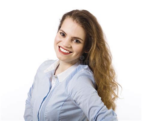 Retrato De Uma Jovem Sorridente Vestida De Camisa Azul Em Um Fundo