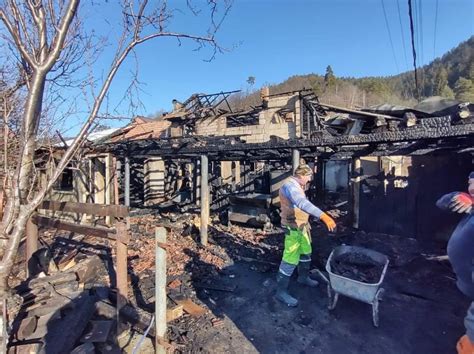 As U O Familie Cu Patru Copii A R Mas Pe Drumuri Dup Un Incendiu