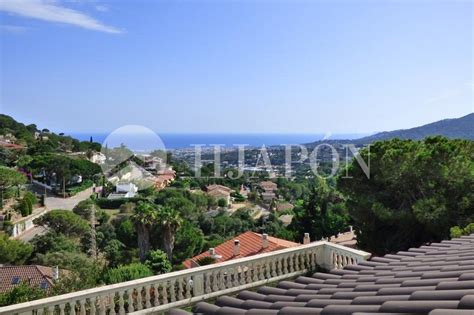 Casa con jardín piscina y vistas espectaculares al mar en Cabrils