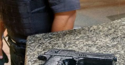 G1 Jovens são detidos pistola de brinquedo em Casimiro de Abreu