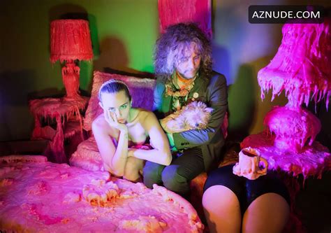 Miley Cyrus Nude In Uhq Plastik Magazine Aznude