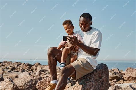 Portrait Dun Père Afro Américain Souriant Jouant Avec Un Fils Mignon