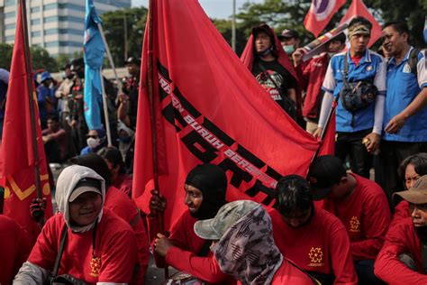 Foto Buruh Gelar Unjuk Rasa Tuntut Pemerintah Cabut Omnibus Law Foto