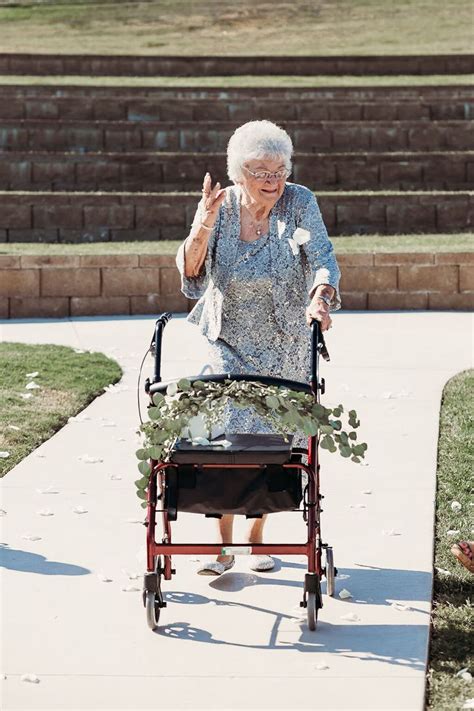 This Brides 4 Grandmas Were The Flower Girls At Her Wedding Huffpost