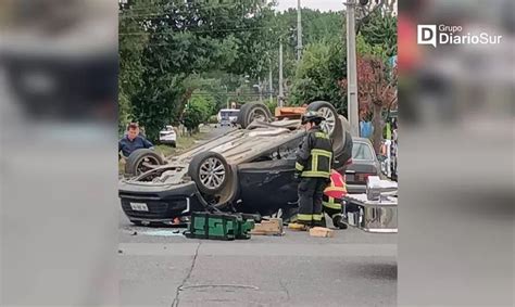 Dos personas lesionadas deja colisión y posterior volcamiento en Osorno