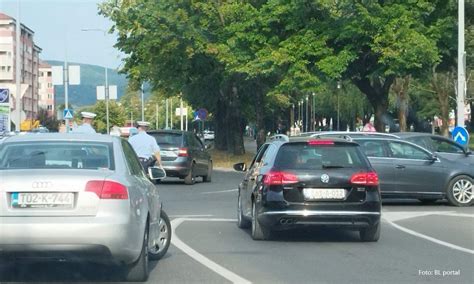 Sudar dva automobila u banjalučkom kružnom toku Foto