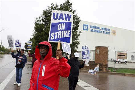 Uaw Strikes Gms Escalade Factory Turning Up Pressure For Higher Wages