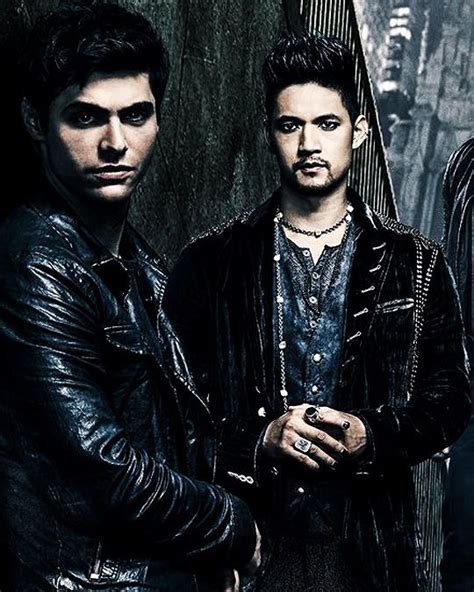 Hwob “magnus And Alec In The New Shadowhunters Season 3 Poster