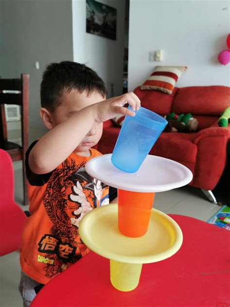 Niños Jugando Juego Torre De Vasos Dibujo Juegos Con Vasos Pascal