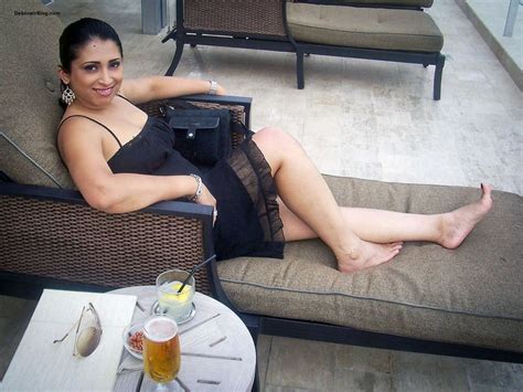 Indian Campuss Busty NRI MILF Aunty Showing Awesome Cleavage And Big Boobs Pics