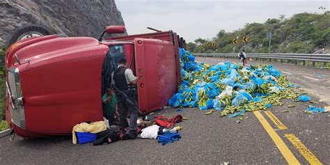 Vuelca tráiler con cargamento de plátano en La Mata rapiñan cargamento