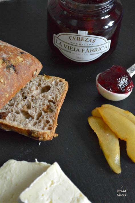 Sandwich De Cerezas Camembert Y Peras Al Oporto 2 Bread Slices