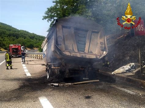 Autotreno A Fuoco Sull A Del Mediterraneo Corrono I Pompieri