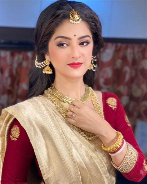 Bengali Girlsareewhite Sareebhattacharya Swetajewelry Bengali Hairstyle