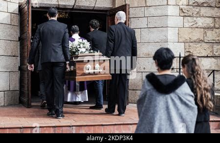 Mujer Con Ata D Llorando Al Funeral En La Iglesia Fotograf A De Stock