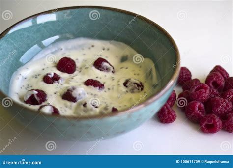 Yaourt Avec Des Framboises Et Des Graines De Chia Image Stock Image