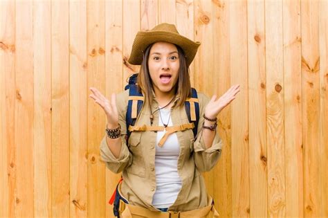 Mulher Jovem Explorador Latina Contra A Parede Da Parede De Madeira Foto Premium