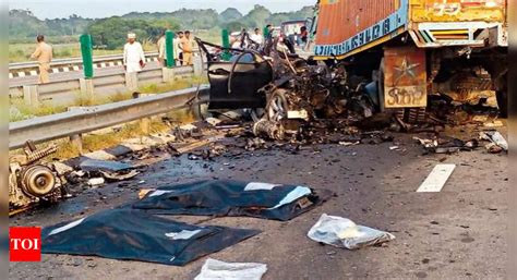 Purvanchal Expressway Accident Doctor Engineer 2 Others In Bmw Die