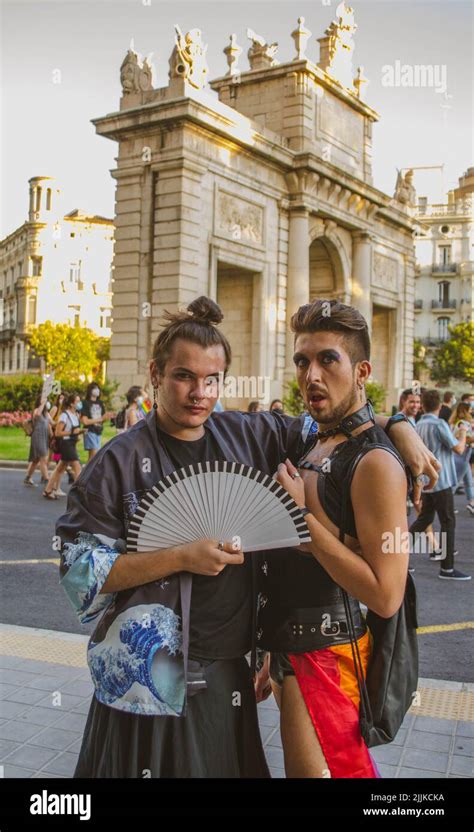 Un couple de garçons transgenres posant pour la caméra à un défilé de fierté gay à Valence