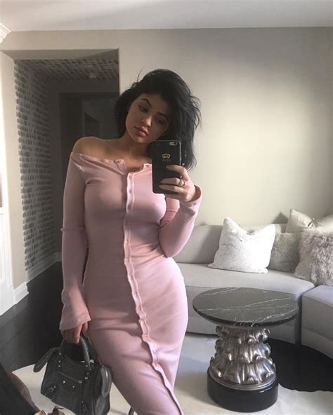 Ego Kylie Jenner Posa Para Selfie Sem Suti E Faz Alegria De F S