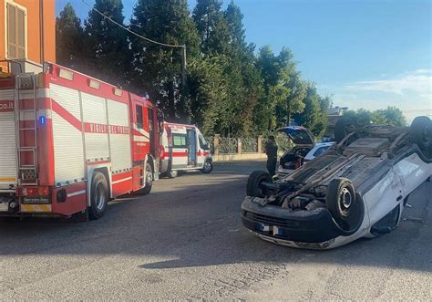 Chero Di Carpaneto Scontro All Incrocio E Il Pick Up Si Ribalta