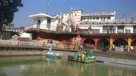 Quiet temple, good area for meditation by the riverside - Chamunda Devi ...