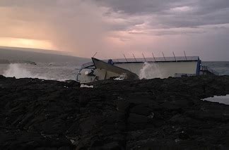 Hawaiian passenger vessel breaks mooring, runs aground – Professional ...