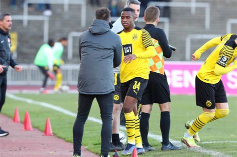 Für BVB Juwel Youssoufa Moukoko ist 2021 gelaufen Fussball Nachrichten de