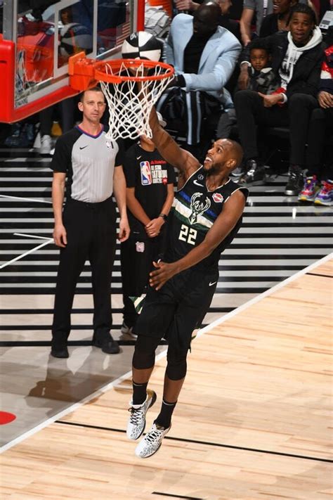 Khris Middleton Participates In 2020 Taco Bell Skills Challenge Photo