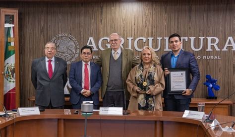 Roberto Navarro L Pez Es Reconocido Con El Premio Nacional De Sanidad