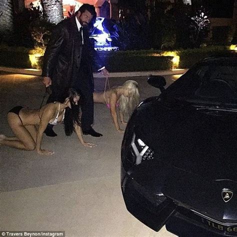 Thú vui bệnh hoạn của giới đại gia Dắt vợ và người tình mặc bikini bò