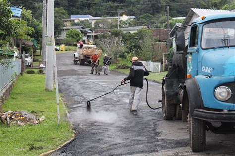 Secretaria de Obras e Viação realiza reparos em vias Prefeitura