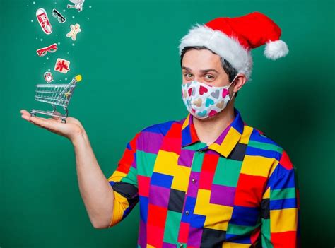 Chico Con Sombrero De Navidad Y Camisa Vintage Con Carrito De Compras