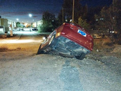 Hizo una mala maniobra y terminó en un zanjón